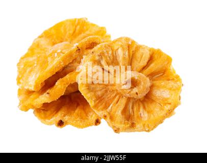 Anneaux d'ananas confits séchés isolés sur fond blanc. Masque. Banque D'Images