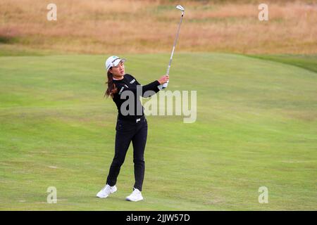 Dundonald Links, Irvine, Royaume-Uni. 28th juillet 2022. La première partie du Golf Trust Women's Scottish Golf a commencé avec le terrain de 144 concurrents internationaux. La deuxième partie aura lieu le vendredi 29 juillet, puis la coupe sera faite pour les 70 meilleurs golfeurs à concourir le Saturday30th et le dimanche 31st. Minjee Lee jouant son deuxième tir au vert de 10th. Crédit : Findlay/Alay Live News Banque D'Images