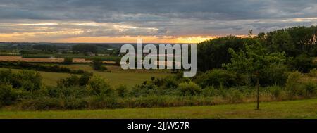 Lever de soleil coloré sur Vijlen et son église, le seul village de montagne des pays-Bas avec vue sur les prairies, les champs de blé et les vignobles Banque D'Images