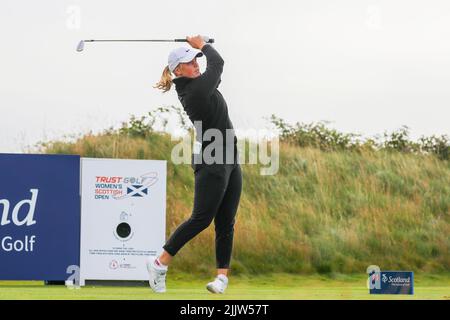 Dundonald Links, Irvine, Royaume-Uni. 28th juillet 2022. La première partie du Golf Trust Women's Scottish Golf a commencé avec le terrain de 144 concurrents internationaux. La deuxième partie aura lieu le vendredi 29 juillet, puis la coupe sera faite pour les 70 meilleurs golfeurs à concourir le Saturday30th et le dimanche 31st. Maja Stack se trouve au 11th. Crédit : Findlay/Alay Live News Banque D'Images