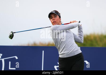 Dundonald Links, Irvine, Royaume-Uni. 28th juillet 2022. La première partie du Golf Trust Women's Scottish Golf a commencé avec le terrain de 144 concurrents internationaux. La deuxième partie aura lieu le vendredi 29 juillet, puis la coupe sera faite pour les 70 meilleurs golfeurs à concourir le Saturday30th et le dimanche 31st. Georgia Hall se trouve au 13th. Crédit : Findlay/Alay Live News Banque D'Images