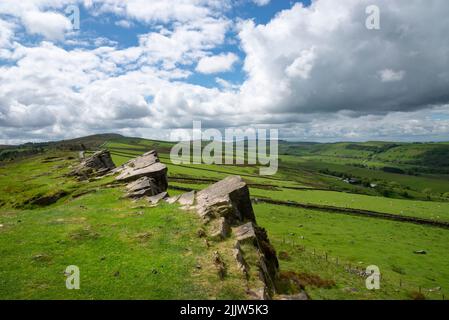 Windshangen rochers près de Kettleshulme sur le Cheshire, frontière du Derbyshire, Angleterre. Endroit populaire avec des marcheurs et des grimpeurs de roche près de la vallée de Goyt. Banque D'Images