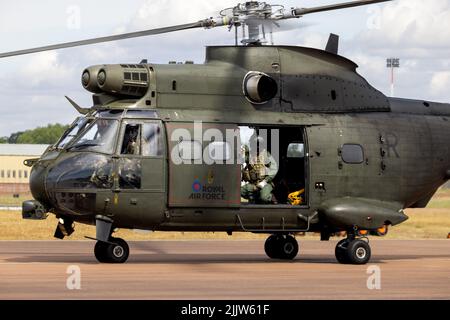 Royal Air Force Puma HC2 Mk2, arrivant à la RAF Fairford le 14th juillet pour participer au Royal International Air Tattoo 2022 Banque D'Images