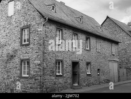 Une photo en niveaux de gris d'une petite maison ancienne dans le centre de la ville de Cochem Banque D'Images