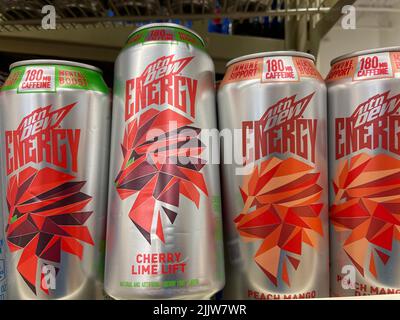 Grovetown, GA USA - 05 03 22: Magasin de vente au détail Mtn Dew Energy drink Cherry lime Banque D'Images