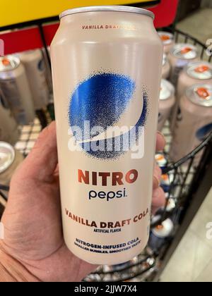 Grovetown, GA USA - 03 15 22: Magasin de détail Pepsi Nitro boisson énergétique Banque D'Images