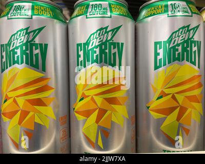 Grovetown, GA USA - 05 03 22: Magasin de vente au détail Mtn Dew boisson énergie mentale boost Banque D'Images