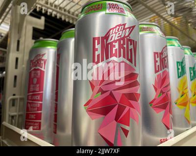 Grovetown, GA USA - 05 03 22: Magasin de détail Mtn Dew Energy drink Corner View Banque D'Images