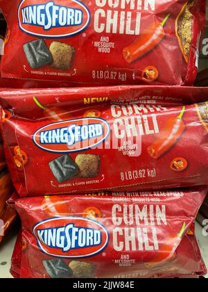 Grovetown, GA USA - 03 15 22: Magasin de détail de Chili de cumin de charbon de bois de Kingsford Banque D'Images