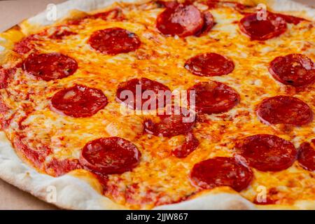 Gros plan d'une pizza au pepperoni classique. Banque D'Images