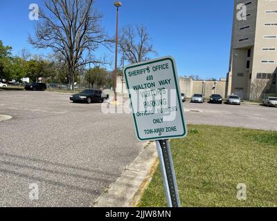 Augusta, GA USA - 03 27 22 : panneau de stationnement restreint de l'ancienne prison du comté de Richmond fermée Banque D'Images