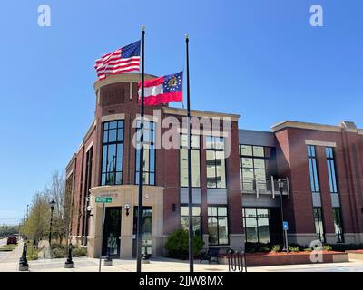 Augusta, GA USA - 03 27 22: Département des sheriffs du comté de Richmond drapeaux bleu clair du ciel ondulant Banque D'Images