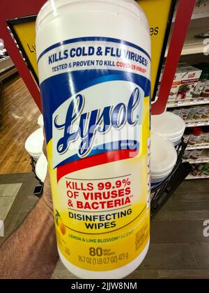 Grovetown, GA USA - 03 15 22: Magasin de détail tenant la main Lysol avec citron Banque D'Images
