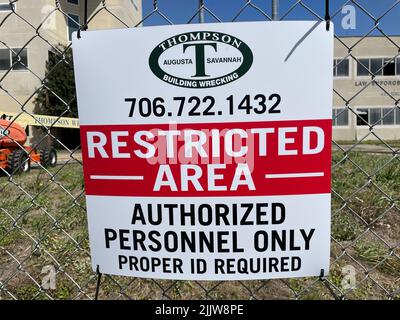 Augusta, GA USA - 03 27 22 : ancien panneau de zone restreinte de la prison du comté de Richmond fermé Banque D'Images