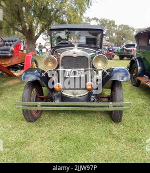 Vieux Ford noir modèle A Fordor berline 1928 - 1931. Vue avant. Nature vert herbe et arbres fond. Salon de la voiture classique. CopySpace Banque D'Images