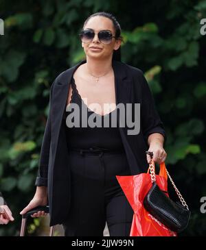 Photo du dossier datée du 26/07/21, de Tara Hanlon, 30, arrivant au tribunal de la Couronne d'Isleworth, à l'ouest de Londres, où elle a été emprisonnée pendant deux ans et 10 mois après avoir plaidé coupable de plus de £5 millions d'infractions de blanchiment d'argent. Mme Hanlon a été arrêtée avec cinq valises d'argent à l'aéroport d'Heathrow tout en essayant de monter à bord d'un vol à destination de Dubaï sur 3 octobre 2020. Abdulla Alfalasi, 47 ans, le chef de file d'une bande qui a passé en contrebande plus de £100 millions d'espèces sales du Royaume-Uni vers Dubaï, est emprisonné depuis plus de neuf ans dans le plus grand cas de blanchiment d'argent de ce type. Date de publication : lundi 26 juillet 2021. Banque D'Images