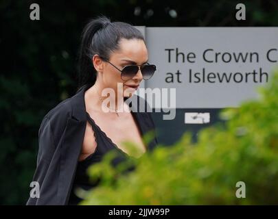 Photo du dossier datée du 26/07/21, de Tara Hanlon, 30, arrivant au tribunal de la Couronne d'Isleworth, à l'ouest de Londres, où elle a été emprisonnée pendant deux ans et 10 mois après avoir plaidé coupable de plus de £5 millions d'infractions de blanchiment d'argent. Mme Hanlon a été arrêtée avec cinq valises d'argent à l'aéroport d'Heathrow tout en essayant de monter à bord d'un vol à destination de Dubaï sur 3 octobre 2020. Abdulla Alfalasi, 47 ans, le chef de file d'une bande qui a passé en contrebande plus de £100 millions d'espèces sales du Royaume-Uni vers Dubaï, est emprisonné depuis plus de neuf ans dans le plus grand cas de blanchiment d'argent de ce type. Date de publication : lundi 26 juillet 2021. Banque D'Images