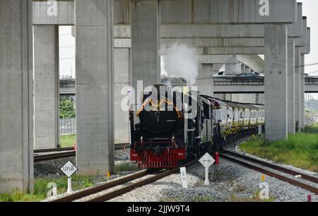 Phahumthanee Thaïlande 28 juillet,2022 : locomotive à vapeur pour un voyage spécial de vacances dans sa mesjesty le roi Rama 10 de Bangkok à Ayuthaya Banque D'Images