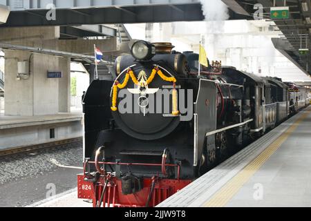 Phahumthanee Thaïlande 28 juillet,2022 : locomotive à vapeur pour un voyage spécial de vacances dans sa mesjesty le roi Rama 10 de Bangkok à Ayuthaya Banque D'Images