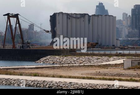 Beyrouth. 28th juillet 2022. La photo prise sur 28 juillet 2022 montre les silos à grains endommagés lors de l'explosion du port de Beyrouth en 2020 à Beyrouth, au Liban. Les silos à céréales du port de Beyrouth, à succès, risquent de s'effondrer après un incendie ce mois-ci, a déclaré mercredi le Premier ministre libanais désigné Najib Mikati. Credit: Bilal Jawich/Xinhua/Alay Live News Banque D'Images