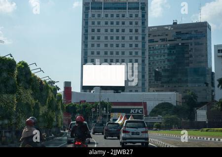 Djakarta, Indonésie-04 mai 2022:image de maquette d'affiche d'écran blanc d'extérieur vierge pour la publicité Banque D'Images