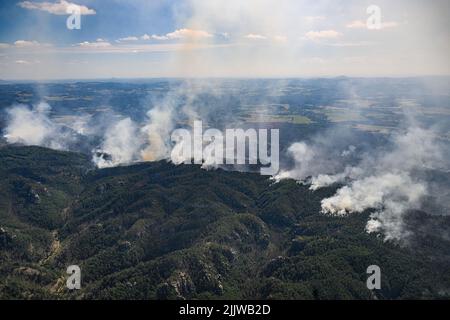 Schmilka, Allemagne. 28th juillet 2022. Vue depuis un hélicoptère de la police fédérale sur le parc national des feux de forêt Saxon Suisse. Crédit : Robert Michael/dpa/Alay Live News Banque D'Images