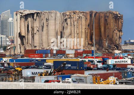 Beyrouth. 28th juillet 2022. La photo prise sur 28 juillet 2022 montre les silos à grains endommagés lors de l'explosion du port de Beyrouth en 2020 à Beyrouth, au Liban. Les silos à céréales du port de Beyrouth, à succès, risquent de s'effondrer après un incendie ce mois-ci, a déclaré mercredi le Premier ministre libanais désigné Najib Mikati. Credit: Bilal Jawich/Xinhua/Alay Live News Banque D'Images