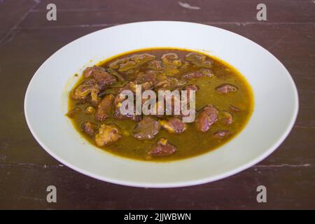 Rawon ou Nasi Rawon ou Rawon Rice est une riche soupe de boeuf traditionnel indonésien, servie avec des pousses, des œufs salés, de l'assaisonnement au kluwek. Banque D'Images