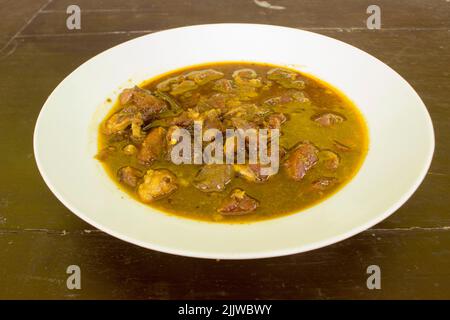 Rawon ou Nasi Rawon ou Rawon Rice est une riche soupe de boeuf traditionnel indonésien, servie avec des pousses, des œufs salés, de l'assaisonnement au kluwek. Banque D'Images