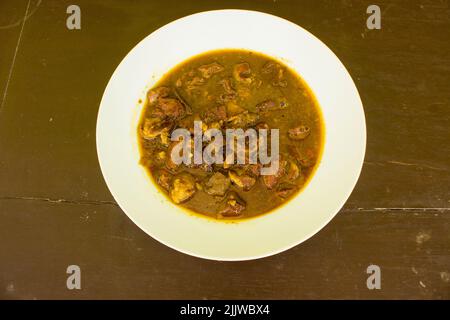 Rawon ou Nasi Rawon ou Rawon Rice est une riche soupe de boeuf traditionnel indonésien, servie avec des pousses, des œufs salés, de l'assaisonnement au kluwek. Banque D'Images