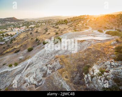 Vue aérienne du site du patrimoine mondial de l'archéologique de Larnaca, Chypre. Voir d'Khirokoitia, une ancienne archéologique néolithique préhistorique Banque D'Images