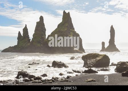 Piles de mer de la plage de Reynisfjara près de Vik sur l'Islande Banque D'Images