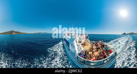 Corse, France - juin 2022 : visite touristique des îles Sanguinaires au départ de la ville d'Ajaccio en Corse. Vue aérienne du bateau de croisière Nave-va avec Banque D'Images