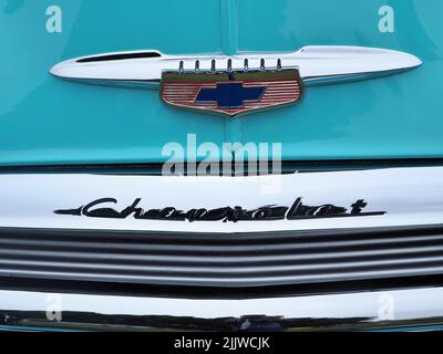 Vue rapprochée du logo bleu de la voiture classique de Chevrolet Banque D'Images