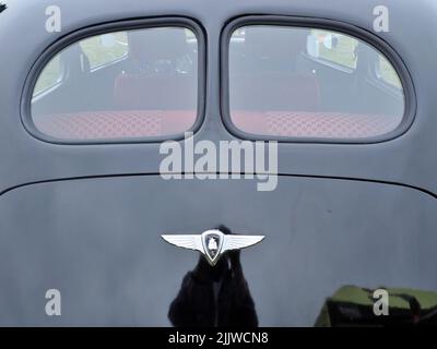 Vue rapprochée partielle de la voiture classique noire de Plymouth Chrysler avec logo Banque D'Images