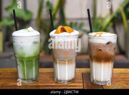 Boissons au café avec grains de café sur une table en bois Banque D'Images