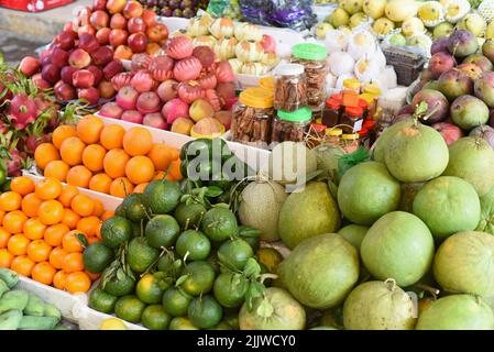 Fruits à vendre sur le marché de rue vietnamien Banque D'Images