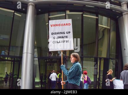 Londres, Royaume-Uni. 28th juillet 2022. Extinction les activistes de la rébellion ont organisé une « fête cannibale » devant le siège de Vanguard dans la ville de Londres pour souligner le rôle de la société d'investissement dans le changement climatique et les dommages environnementaux. Les activistes ont mis en place une table avec des « meals » comprenant des pièces pour bébés, du charbon, de l'argent et d'autres « poissons ». Vanguard est l'un des plus grands investisseurs dans les combustibles fossiles et le plus grand investisseur mondial dans le charbon. Credit: Vuk Valcic/Alamy Live News Banque D'Images