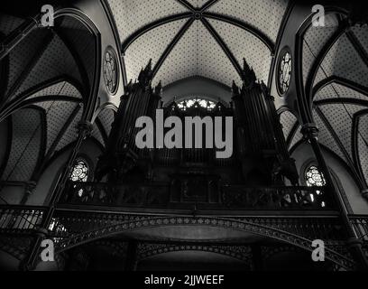 PARIS, FRANCE - 24 JUIN 2018 : orgue à l'intérieur de l'église néo-gothique Saint-Eugène-Sainte-Cécile. Photo historique noir blanc. Banque D'Images
