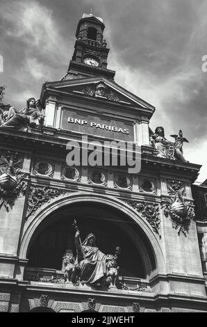 PARIS, FRANCE - 24 JUIN 2018 : siège social de BNP Paribas Asset Management. BNP Paribas est un groupe bancaire international français. Photo noir et blanc Banque D'Images