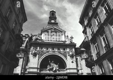 PARIS, FRANCE - 24 JUIN 2018 : siège social de BNP Paribas Asset Management. BNP Paribas est un groupe bancaire international français. Photo noir et blanc Banque D'Images