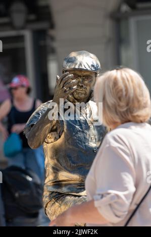 Aveiro, Portugal. 2022 12 mai . Statue humaine dans la ville touristique d'Aveiro au Portugal à l'été 2022. Banque D'Images