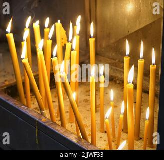 Un gros plan de bougies dans une église Banque D'Images