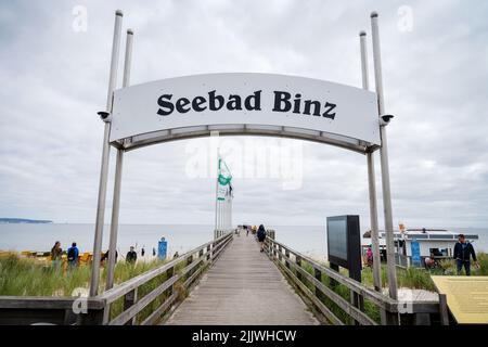 28 juillet 2022, Mecklembourg-Poméranie occidentale, Binz: Les touristes marchent sur la jetée de la station balnéaire de Binz. Il y a exactement 110 ans - sur 28 juillet 1912 - l'étape d'atterrissage de la jetée de Binz s'est effondrée et a balayé jusqu'à 100 personnes dans la mer, 17 sont morts. Suite à l'accident, la Société allemande de sauvetage (DLRG) a été fondée un an plus tard. Photo: Stefan Sauer/dpa/ZB Banque D'Images