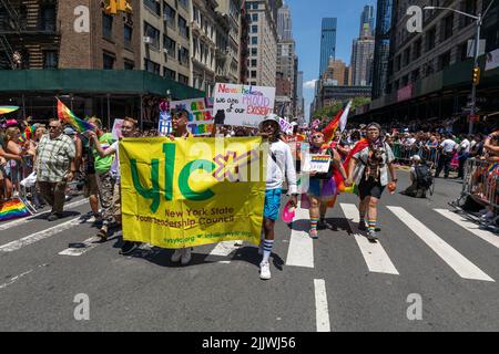 Le Youth leadership Council soutient la parade du mois de la fierté 2022 dans les rues de New York, aux États-Unis Banque D'Images