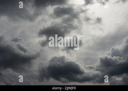 Des nuages gris foncé s'amassent au-dessus de Londres, en Angleterre Banque D'Images