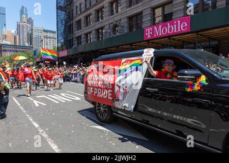 Des gens joyeux marchant sur la parade de fierté à New York sur 26 juin 2022 Banque D'Images