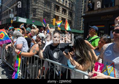 Des gens joyeux marchant sur la parade de fierté à New York sur 26 juin 2022 Banque D'Images