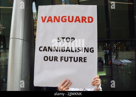 Londres, Angleterre, Royaume-Uni. 28th juillet 2022. Extinction les militants de la rébellion ont organisé une « fête cannibale » devant le siège de Vanguard dans la ville de Londres pour souligner le rôle de la société d'investissement dans le changement climatique et les dommages environnementaux. Les activistes ont mis en place une table avec des « meals » comprenant des pièces pour bébés, du charbon, de l'argent et d'autres « poissons ». Vanguard est l'un des plus grands investisseurs dans les combustibles fossiles et le plus grand investisseur mondial dans le charbon. (Image de crédit : © Vuk Valcic/ZUMA Press Wire) Banque D'Images