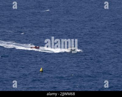 les gens s'amusent sur un bateau banane en france Banque D'Images